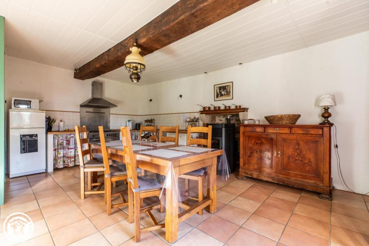 Aux 2 Puys - Gîte Le Lemptégy Saint-Priest-des-Champs Kültér fotó